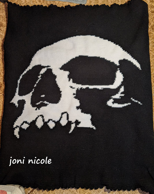 crochet graphghan pattern of a skill with fangs