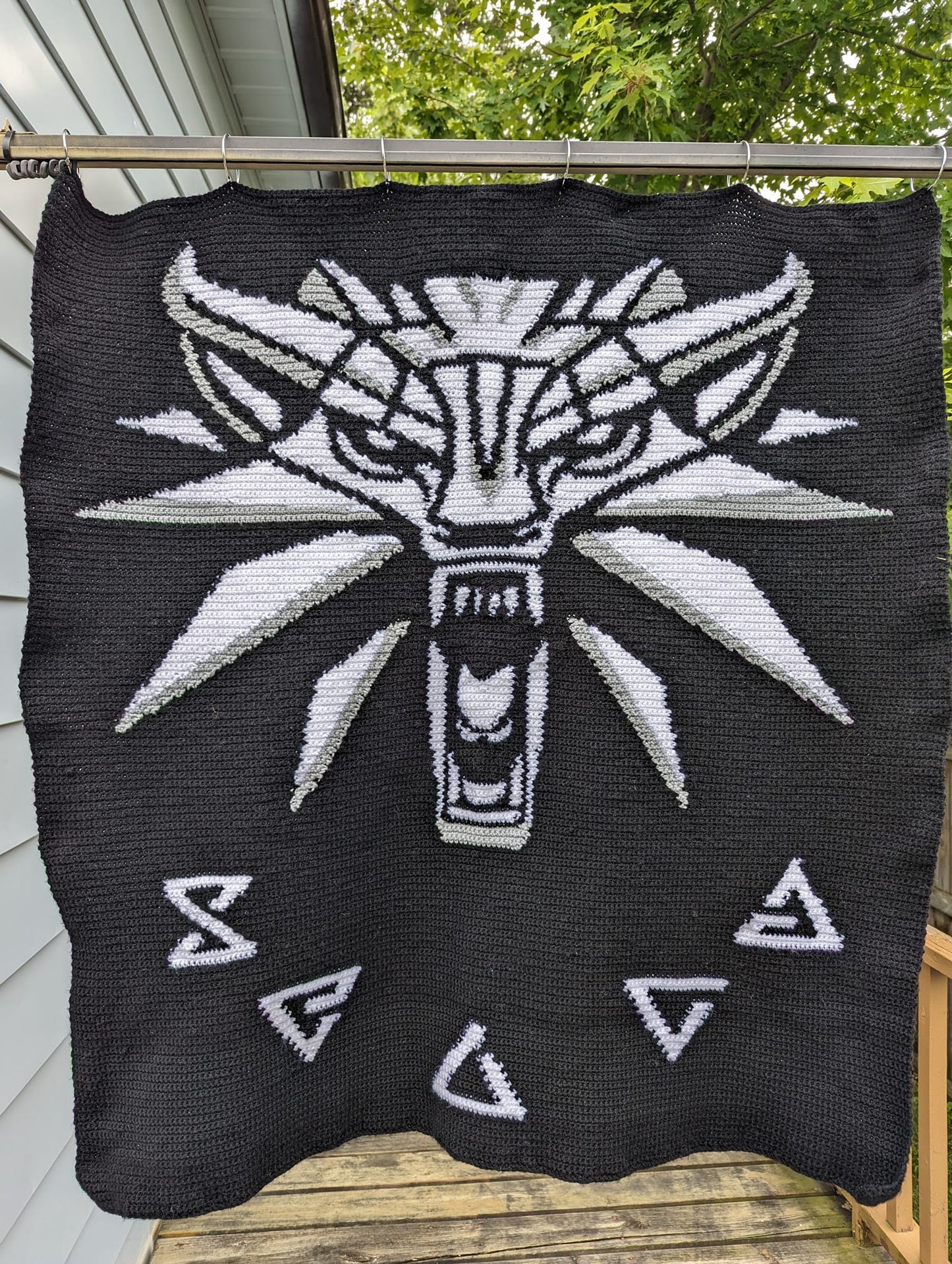 Wolf Medallion Crochet Graphghan Pattern